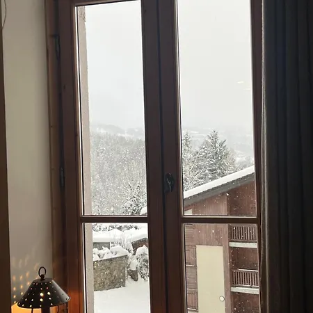 Un Nid Avec Balcon