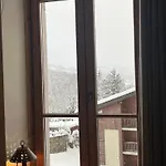 Un Nid Avec Balcon